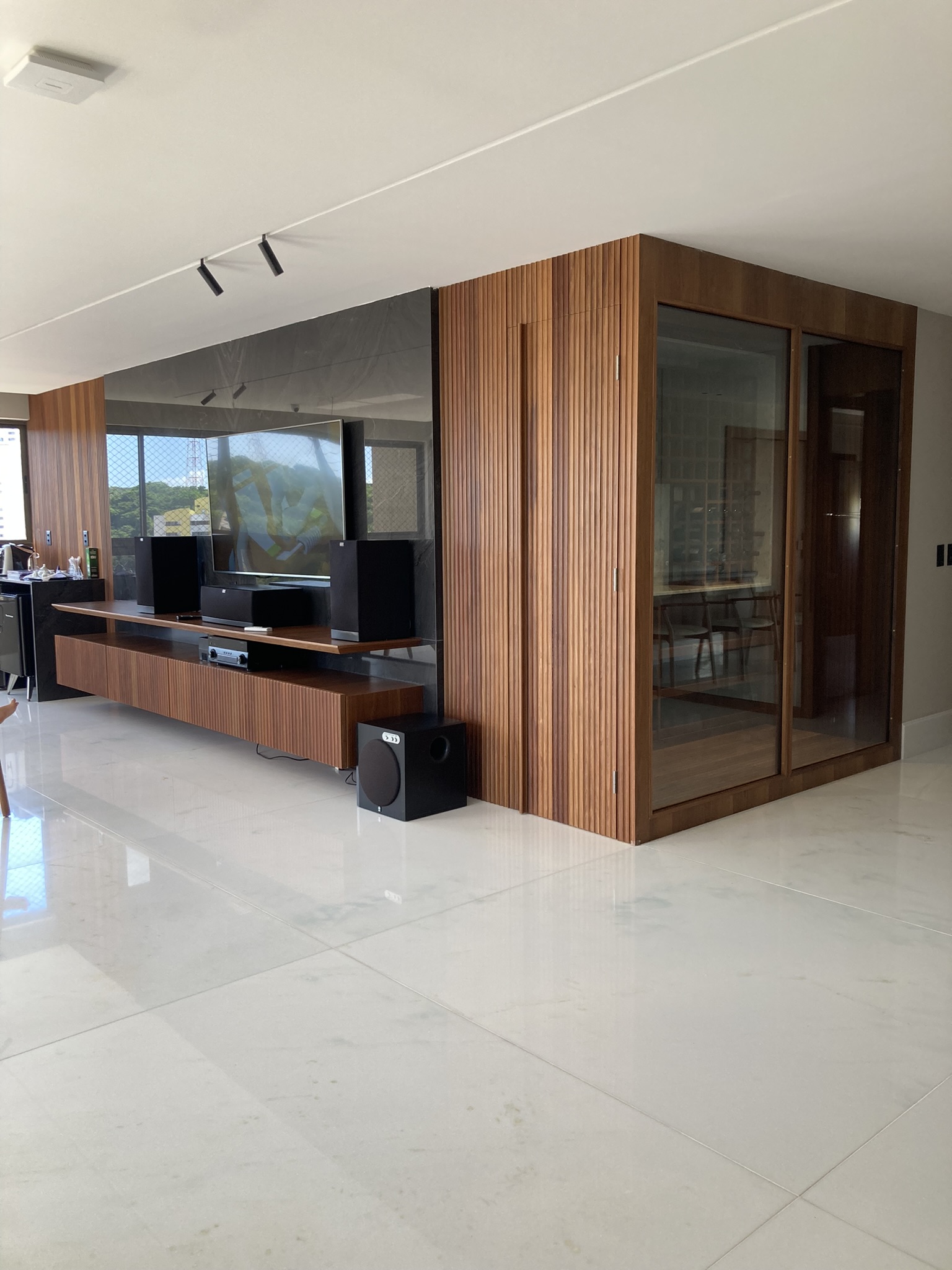 Projeto residencial com marcenaria planejada em ambiente sofisticado
